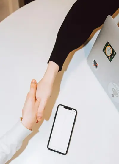 imagen de dos personas estrechando la mano